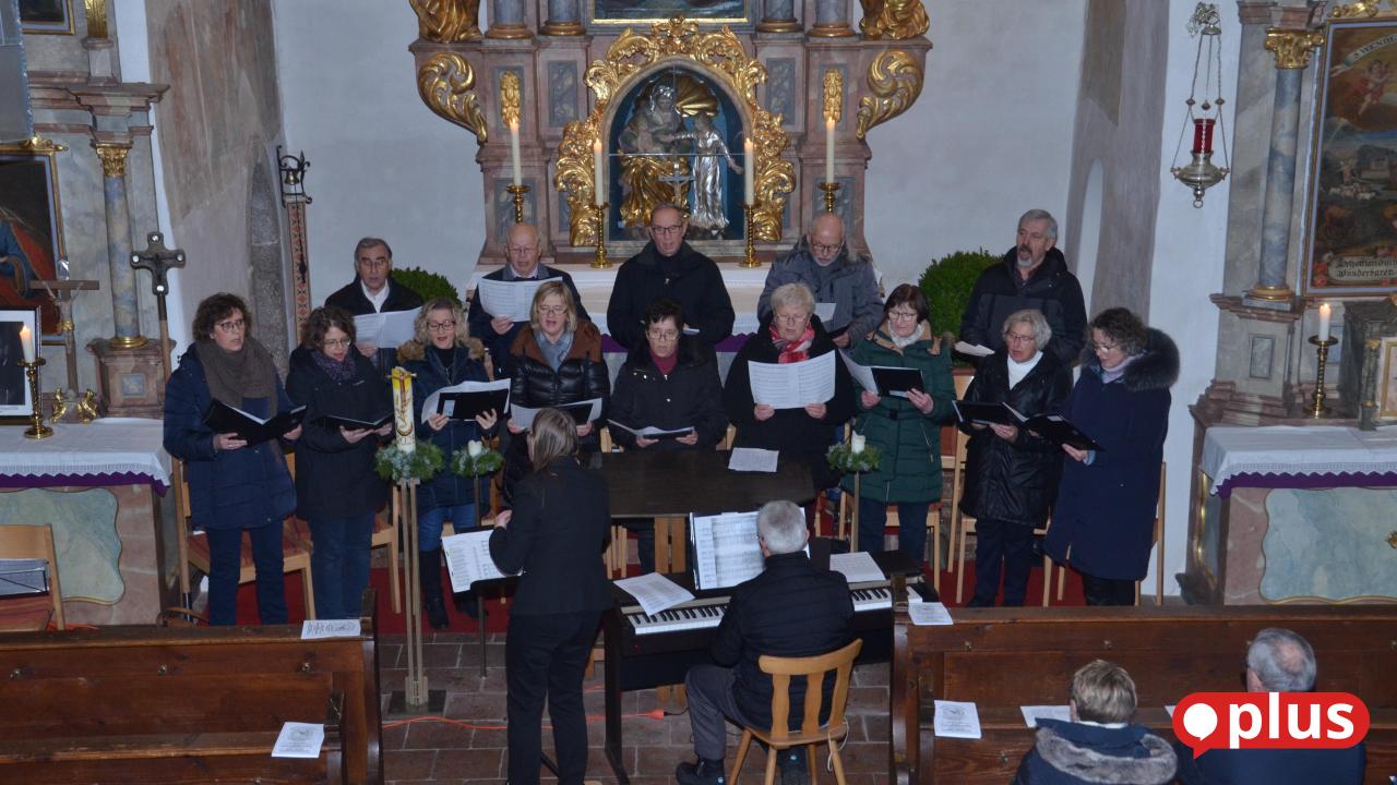 -Heilige-Nacht-bewegt-die-Menschen-in-der-Simultankirche-von-Altenstadt