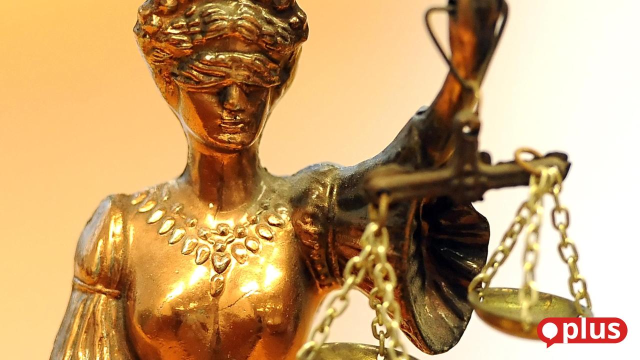 Prozess-in-Amberg-Handwerkskammer-Mitarbeiter-gibt-Pr-fungsaufgaben-weiter