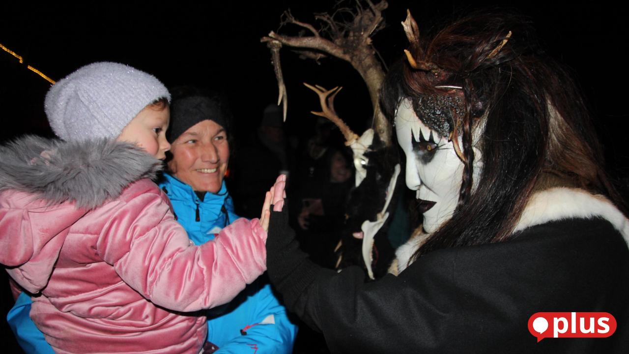Hunderte-bei-der-zweiten-Pl-berger-Raunacht-mit-den-Gr-lldeifln-