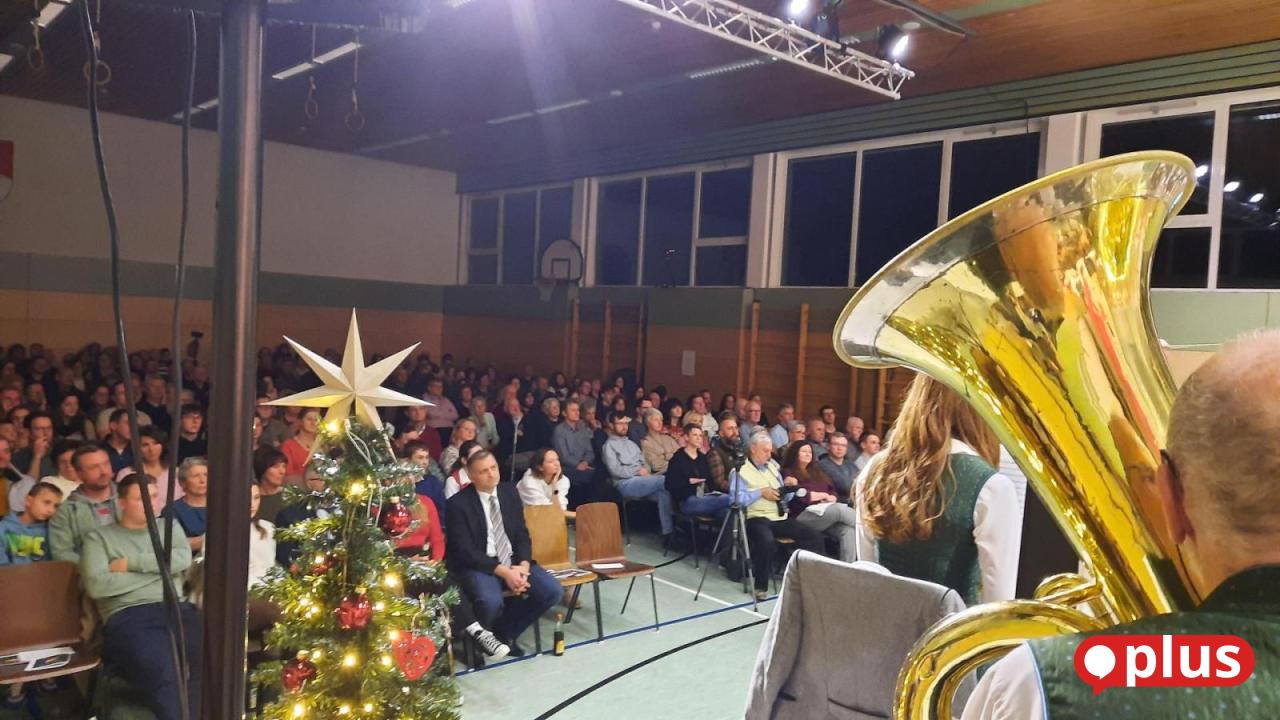 Jahreskonzert-der-Blaskapelle-Ammerthal-Besucher-stehen-Schlange