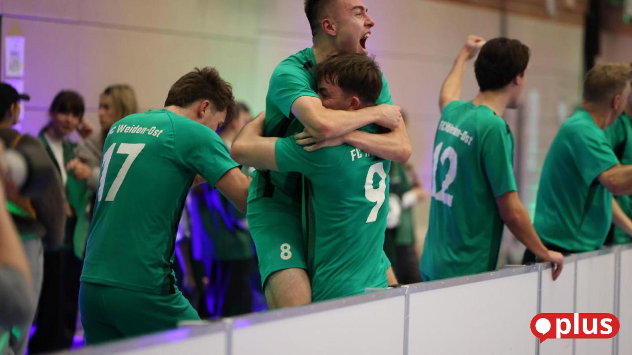 Alle-Mannschaften-einig-Hallenfu-ballturnier-in-Weiden-eine-runde-Sache