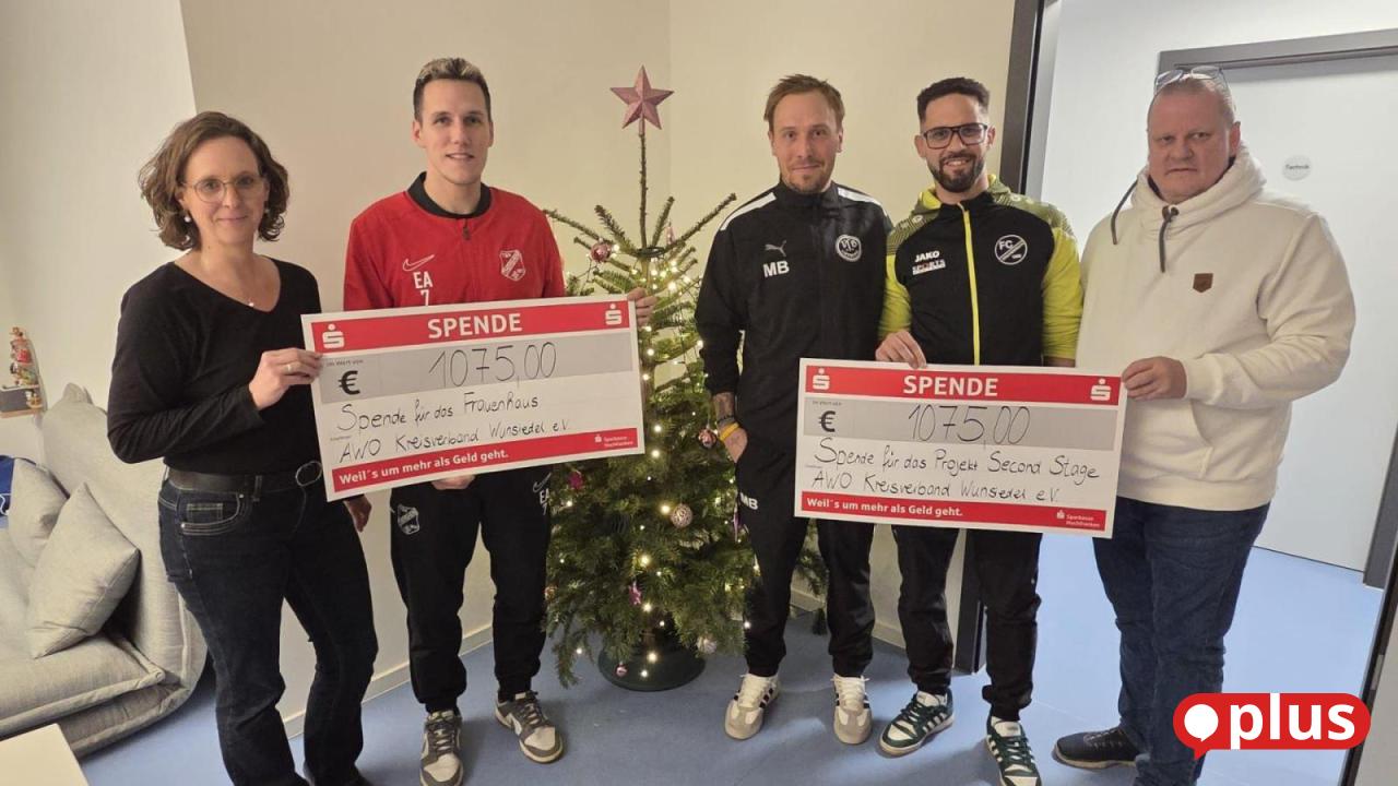 4-300-Euro-f-r-den-guten-Zweck-Fu-baller-mit-Geste-der-Solidarit-t