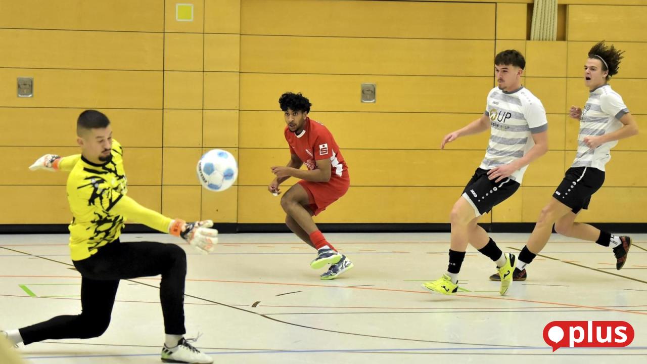 Hallenfu-ball-in-Auerbach-Wer-macht-dem-ATSV-Erlangen-den-Turniersieg-streitig-