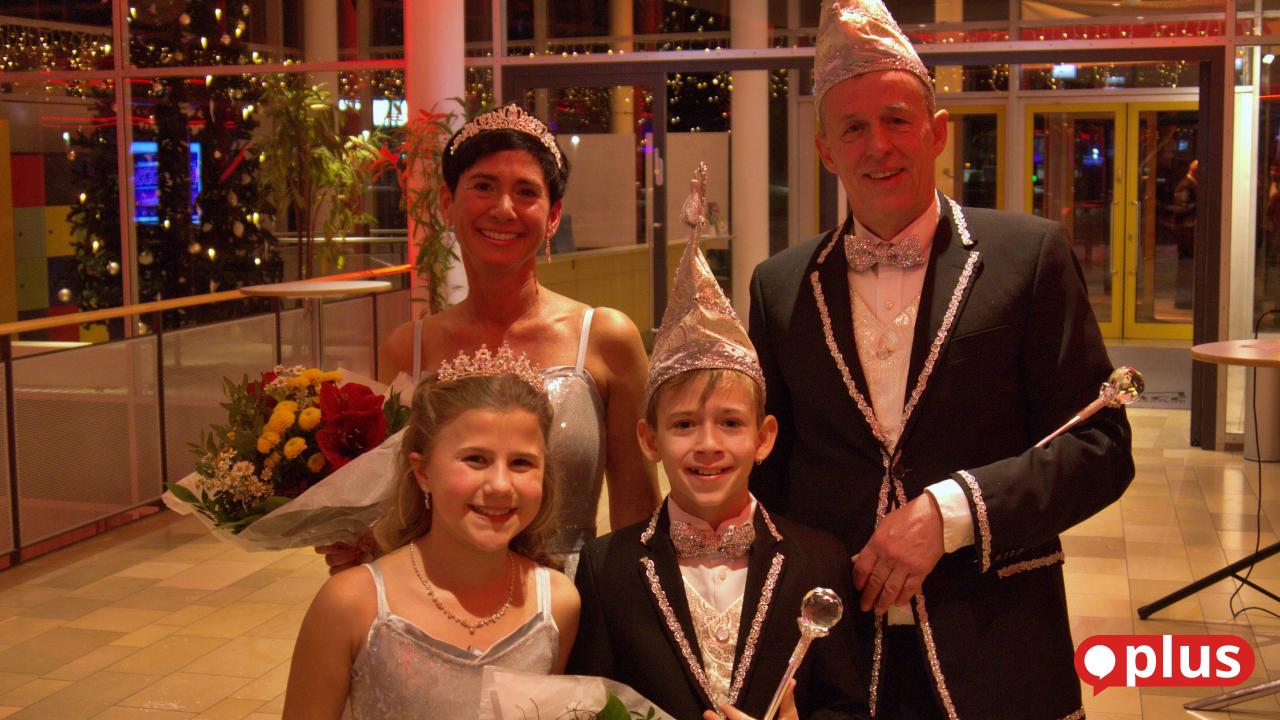 Mit-Glitzer-und-Glamour-Narrhalla-Amberg-hei-t-auf-Neujahrsball-das-Jahr-2026-willkommen