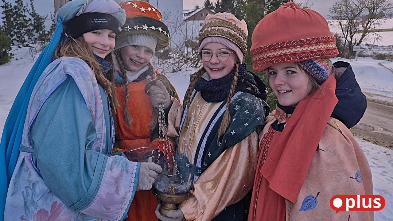 Wiesauer-Sternsinger-schwenken-Weihrauch-aus-dem-Vatikan