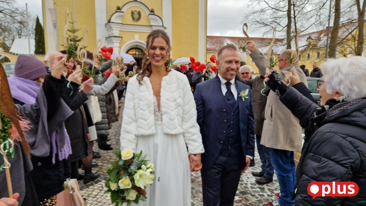 Paar-heiratet-am-Jahrestag-des-Kennenlernens-in-der-Miesbergkirche