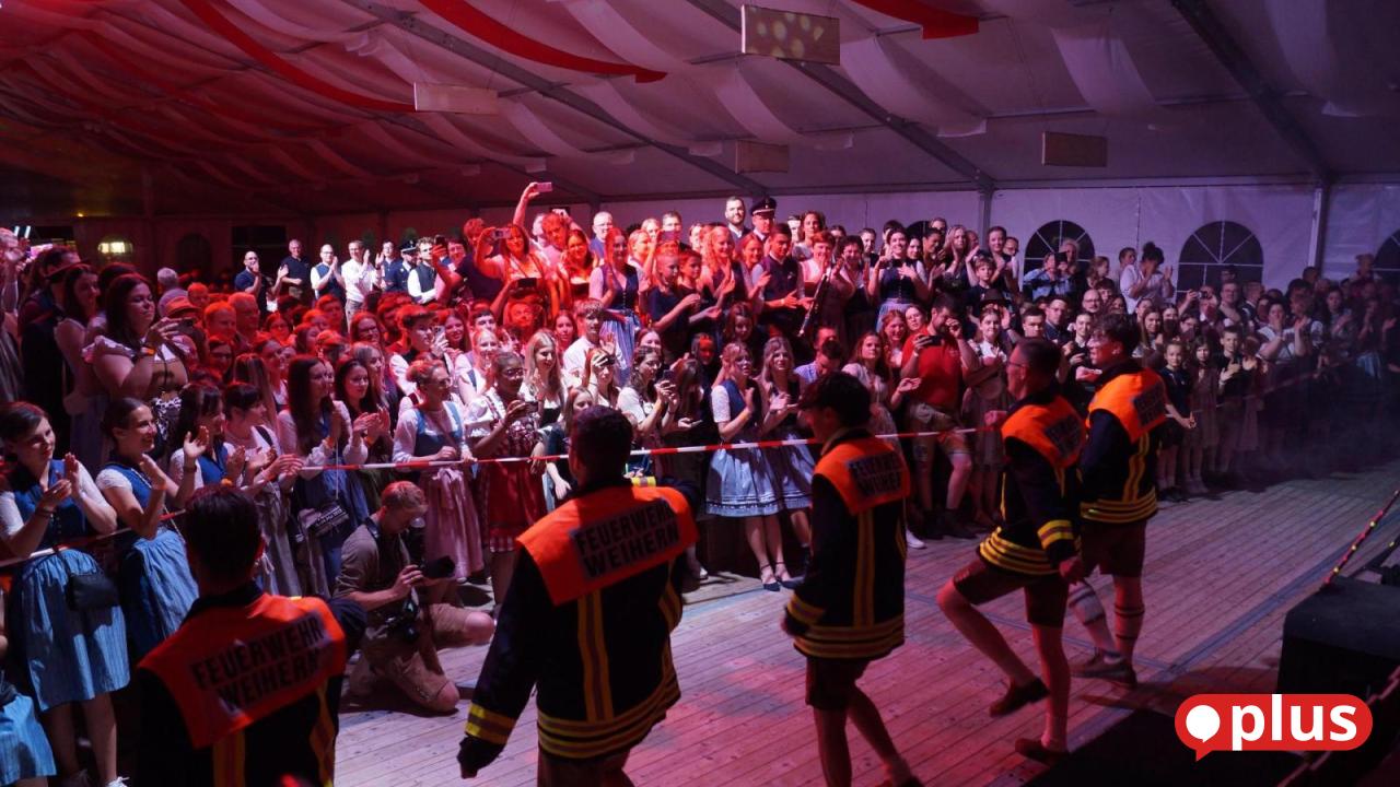 Ein-Kraftakt-der-zusammenschwei-t-Diese-Feuerwehren-im-Landkreis-Schwandorf-haben-heuer-Grund-zum-Feiern