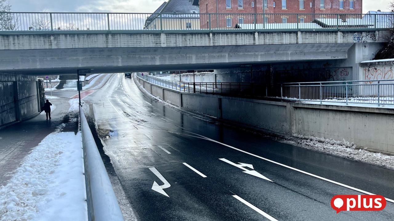 Polizei-entfernt-Banner-mit-umstrittener-Aufschrift-von-Weidener-Bahnbr-cke