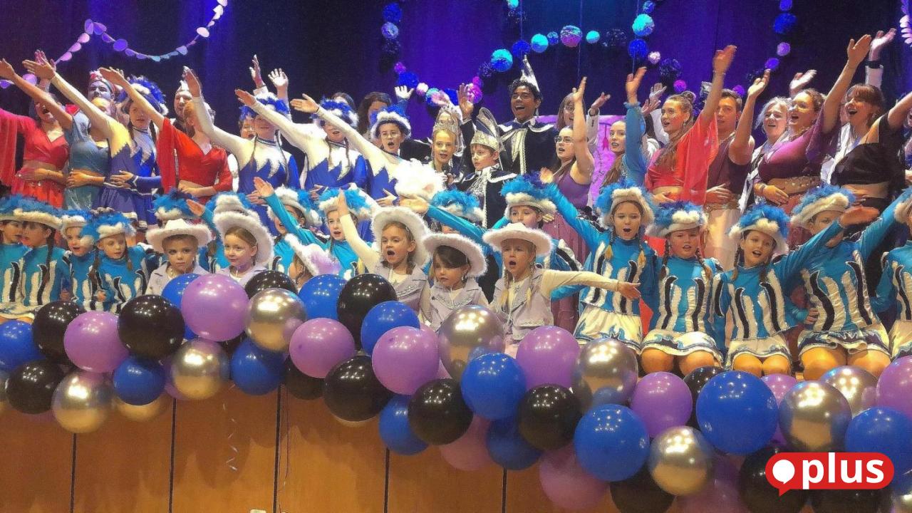 Bunter-Galaabend-der-Faschingsgesellschaft-Wei-Blau-Wiesau-begeistert-Publikum