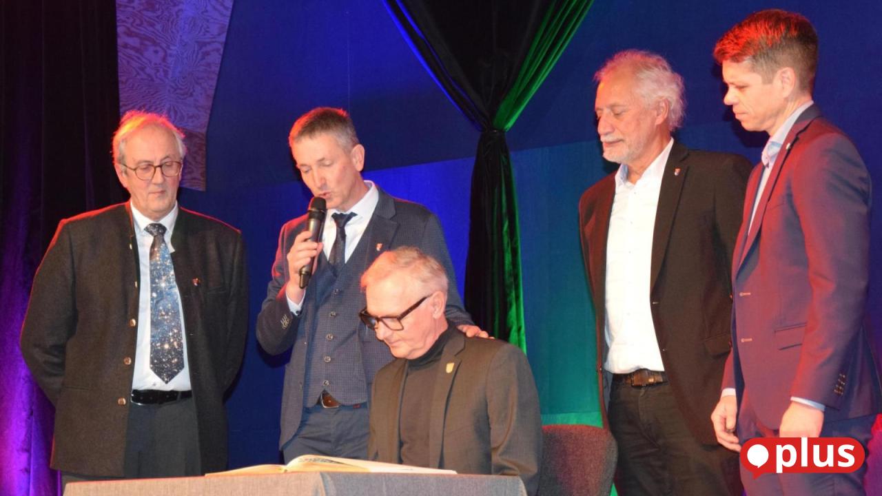 Ursensollen-ehrt-stille-Helden-und-seinen-Oberpfalz-Botschafter-Matthias-M-ndl