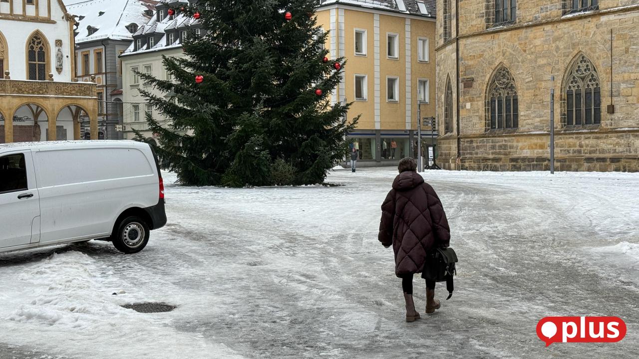 Glatteis-in-Amberg-und-Amberg-Sulzbach-Busbetrieb-eingestellt-Rettungsfahrzeuge-mit-Schneeketten