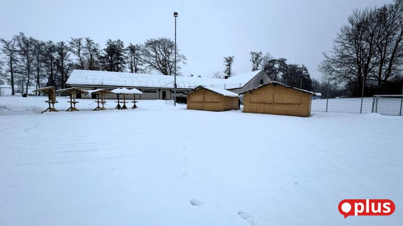 Stadt-Kemnath-er-ffnet-erstmals-Kunsteisbahn-am-Sport-und-Freizeitzentrum