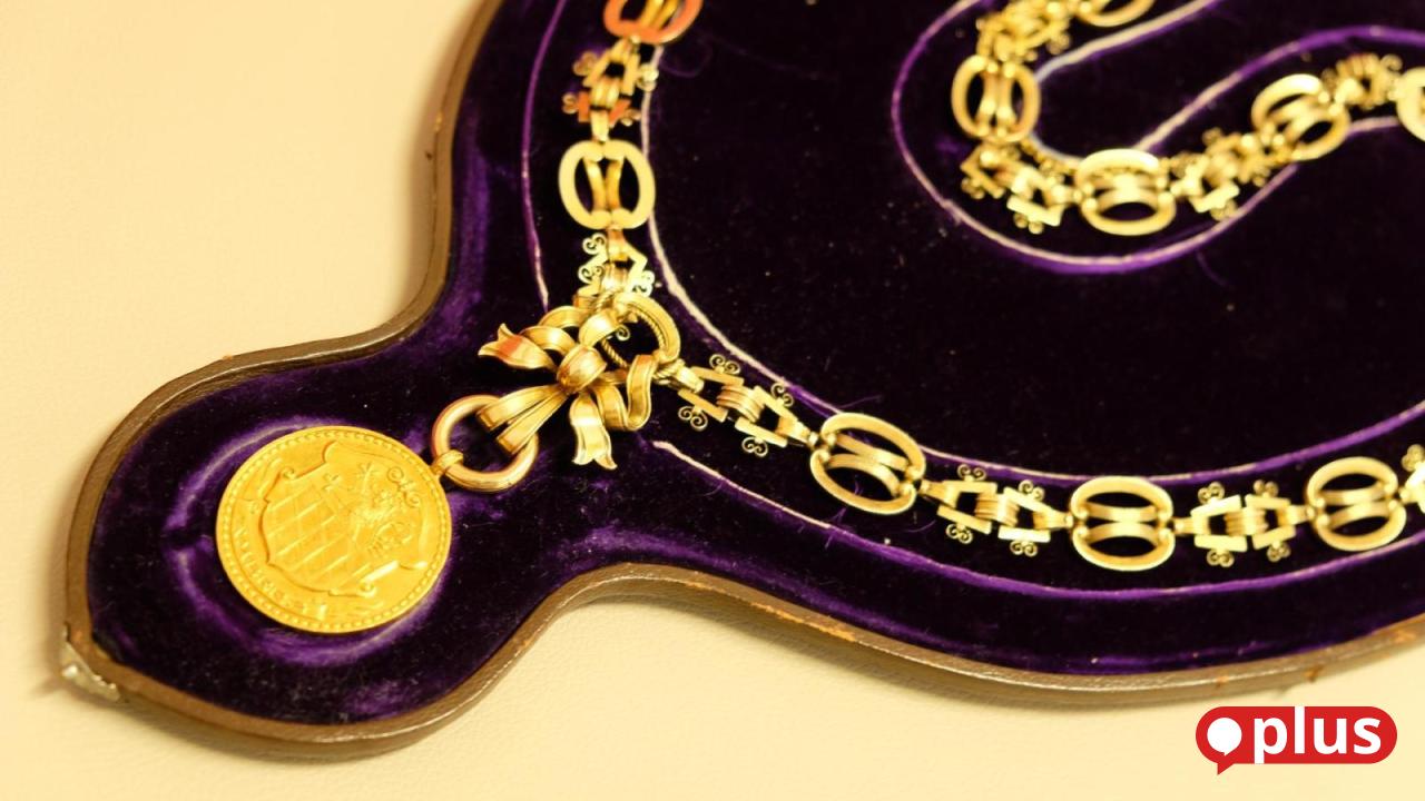 Ein-Schmuckst-ck-beim-Amberger-Neujahrsempfang-Die-Amtskette-des-Oberb-rgermeisters