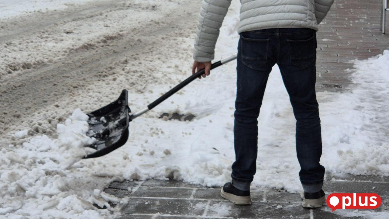 In-K-mmersbruck-gilt-B-rger-m-ssen-Schnee-vom-Gehsteig-r-umen