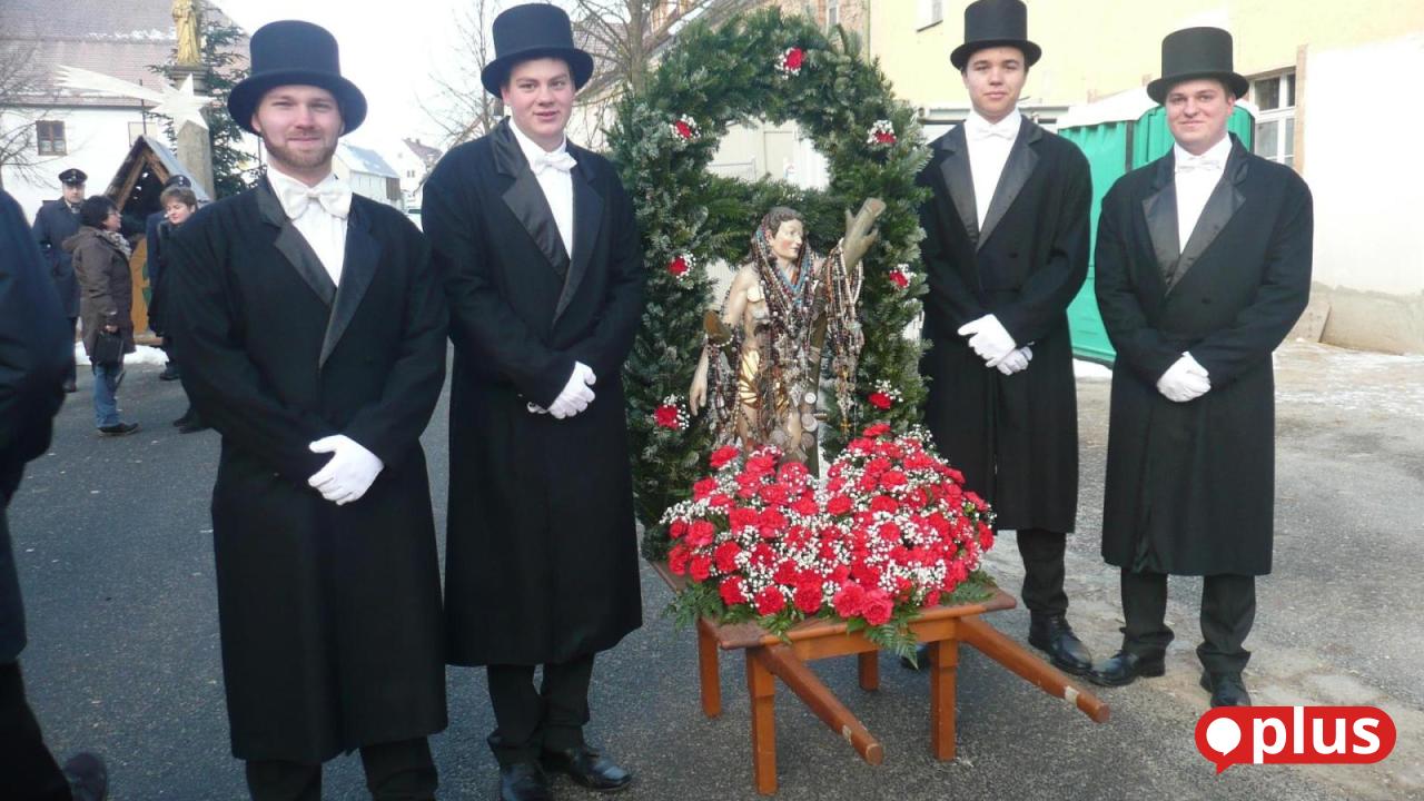 Mit-Frack-und-Zylinder-f-r-den-heiligen-Sebastian-Winklarner-l-sen-zum-390-Mal-ihr-Gel-bde-ein