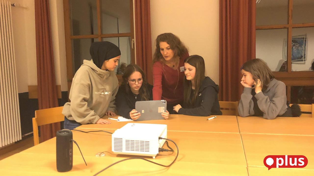 Sch-ler-und-Erwachsene-erarbeiten-in-Falkenberg-Inhalte-f-r-Jugend-App