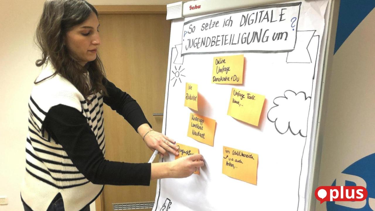 Sch-ler-und-Erwachsene-erarbeiten-in-Falkenberg-Inhalte-f-r-bayerische-Jugend-App