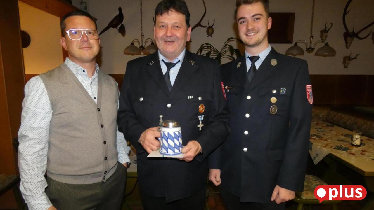 Scheidender-Feuerwehr-Chef-hat-seinen-Nachfolger-schon-als-Jungen-zur-Ausbildung-gefahren