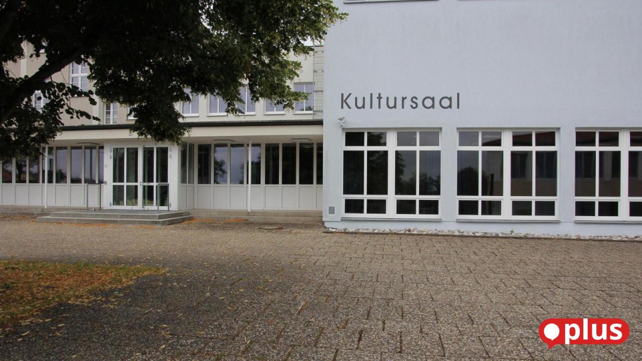 Kultursaal-Toiletten-und-Wahlkampf-Fotos-Themen-im-Marktrat-Pl-berg