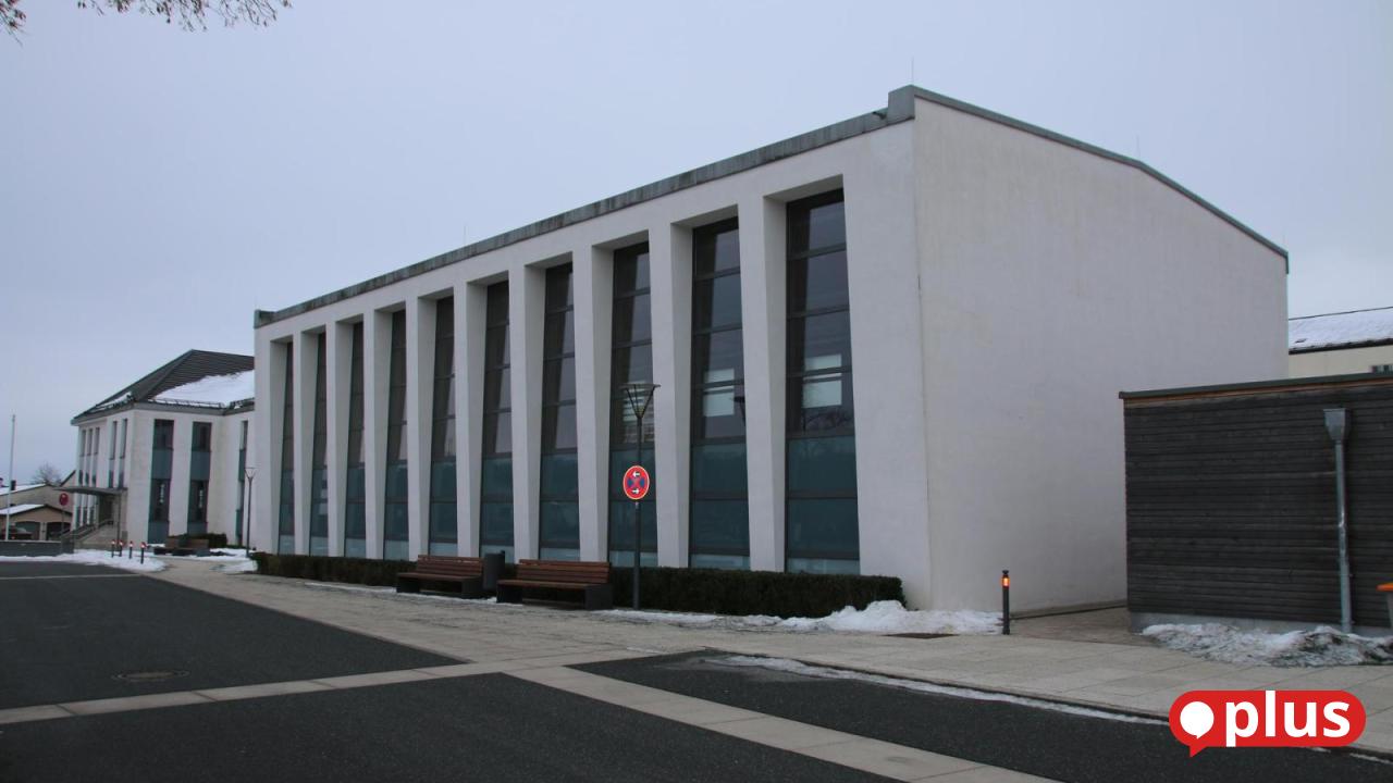 Braucht-die-Schule-in-Grafenw-hr-ein-neues-Hallenbad-f-r-den-Schwimmunterricht-