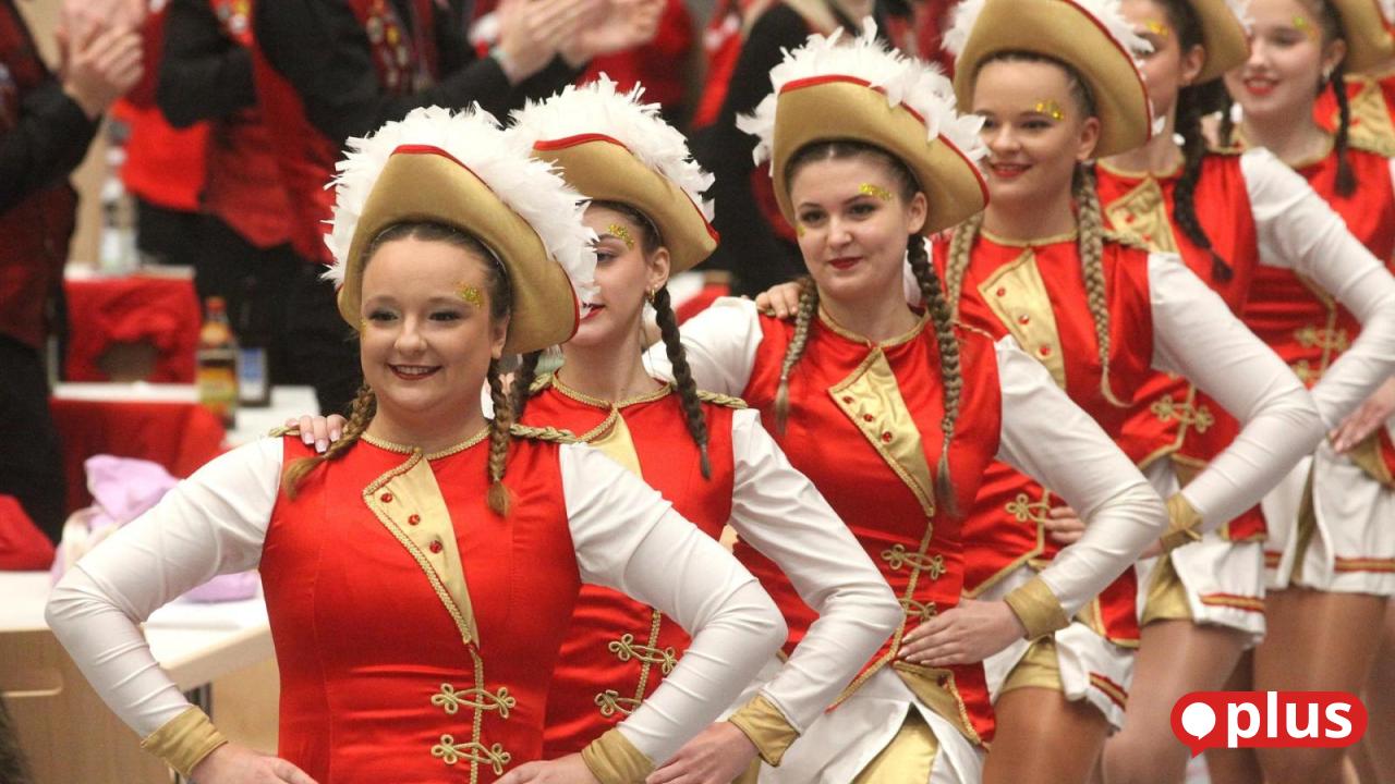 Gro-es-Prinzengardetreffen-in-Wernberg-K-blitz-lockt-Faschingsfans