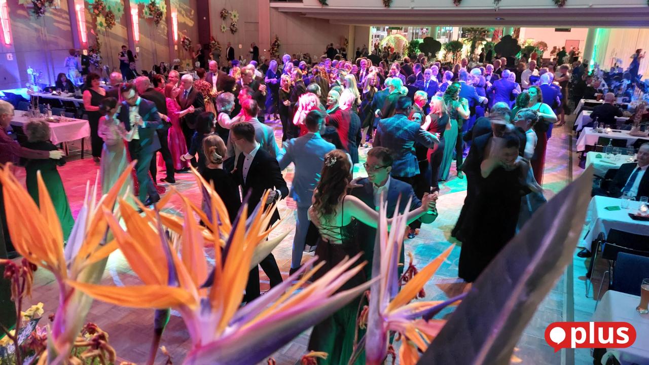 G-ste-legen-beim-Blumenball-in-Weiden-flotte-Sohle-aufs-Parkett