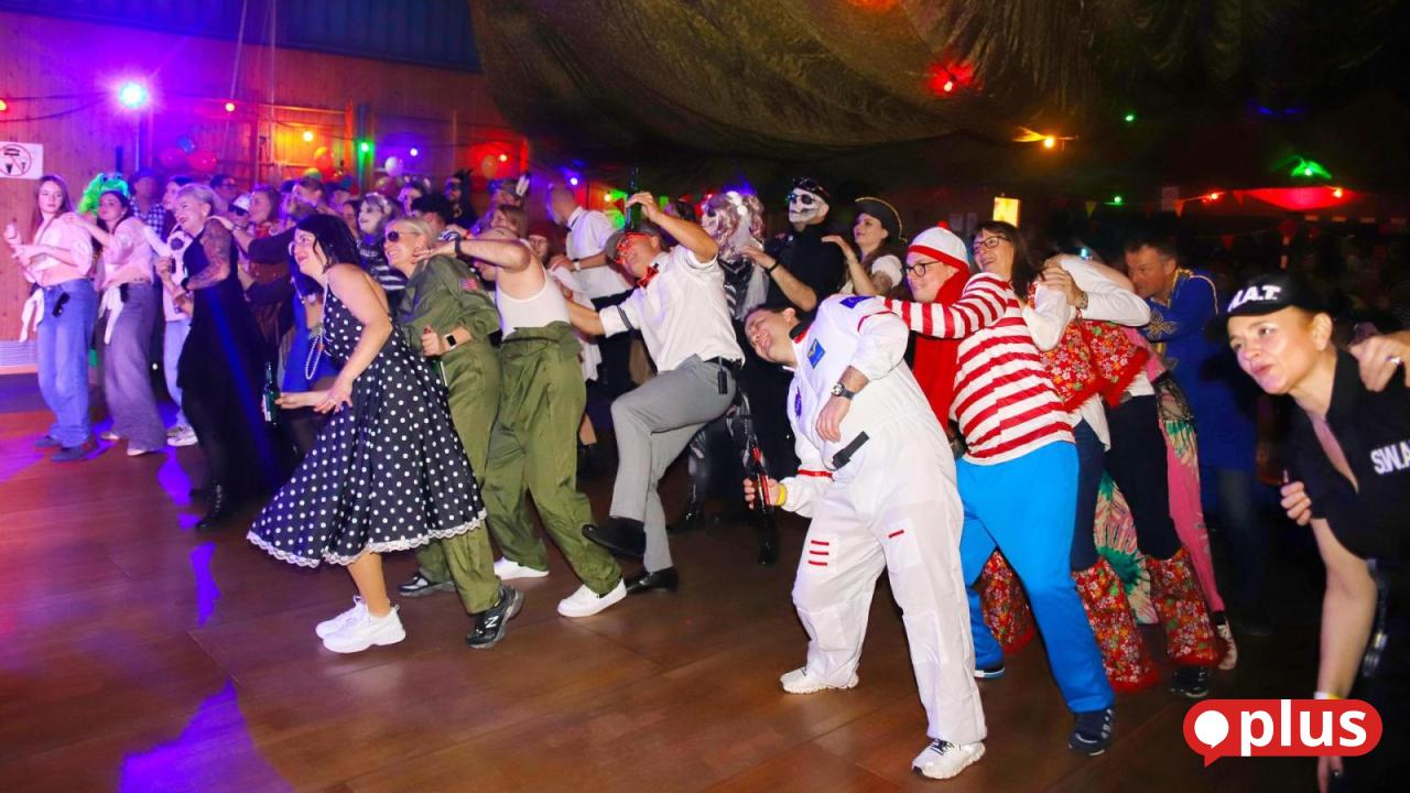 Ausgelassene-Stimmung-beim-Schwarz-Rot-Gold-Ball-in-Etzenricht
