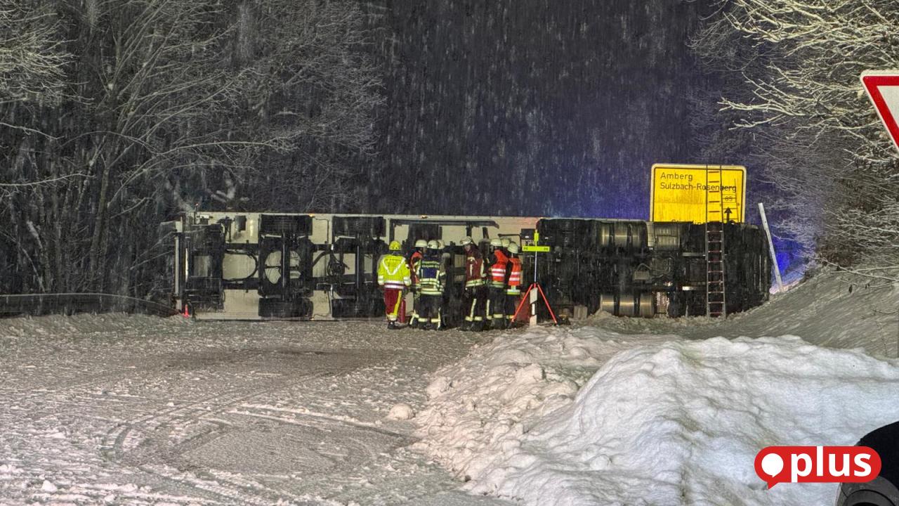 Querliegender-Lkw-bei-Edelsfeld-blockiert-B85-f-r-rund-zehn-Stunden