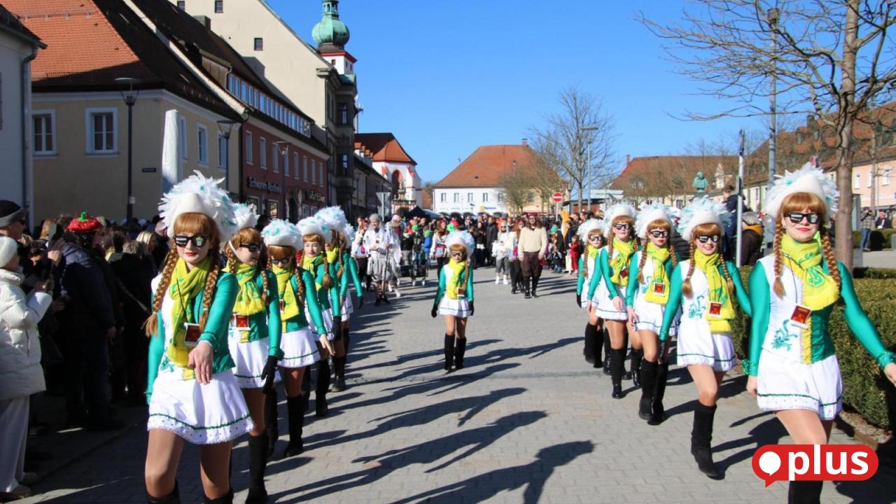 Tirschenreuth-Helau-Das-ist-beim-Tirschenreuther-Faschingszug-geboten