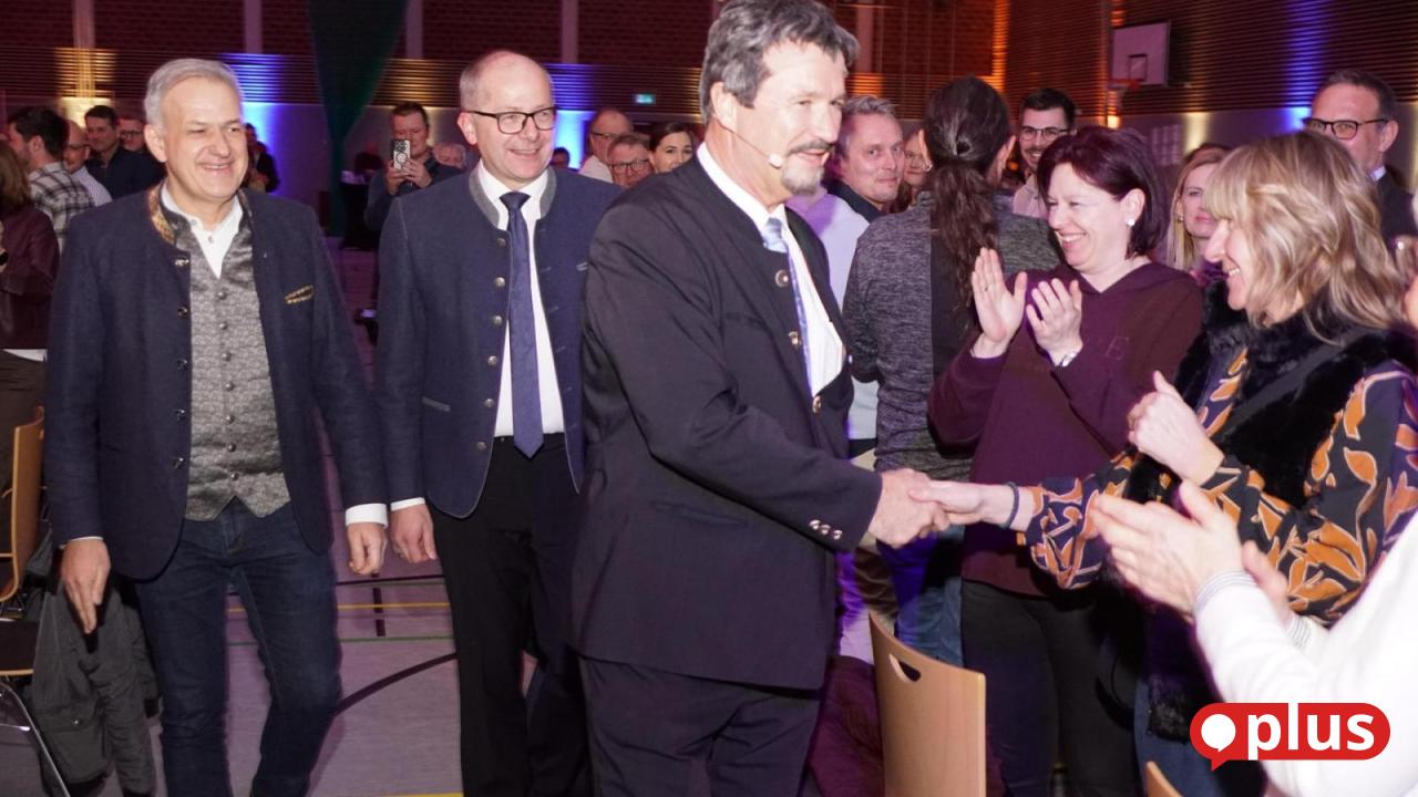 Wolfgang-Krebs-stapelt-humoristische-Steine-auf-CSU-Abend-in-Kemnath