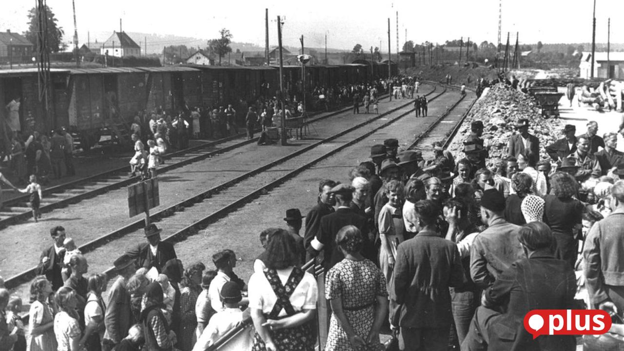 Vor-80-Jahren-erreichen-erste-G-terz-ge-mit-Vertriebenen-den-Bahnhof-in-Wiesau