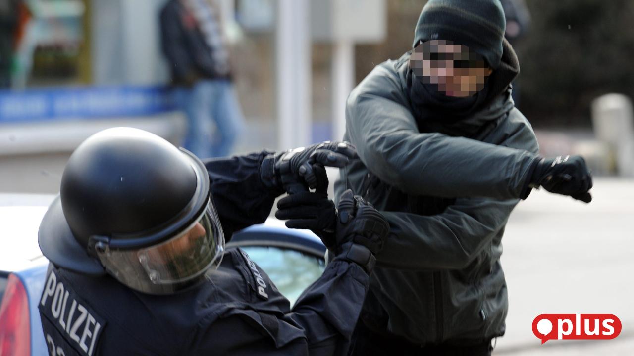 Mann-verletzt-und-beleidigt-16-Polizisten