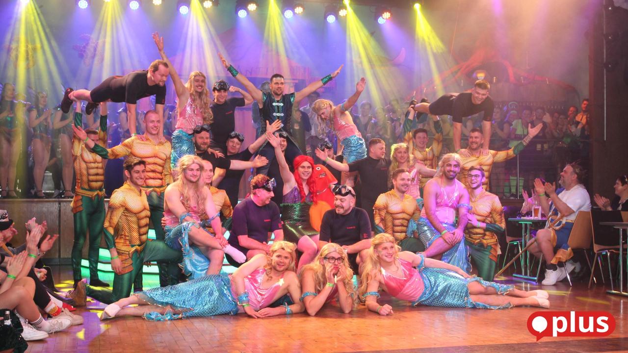 Meerjungfrauen-und-Taucher-st-rzen-sich-in-Vohenstrau-er-Lumpenball