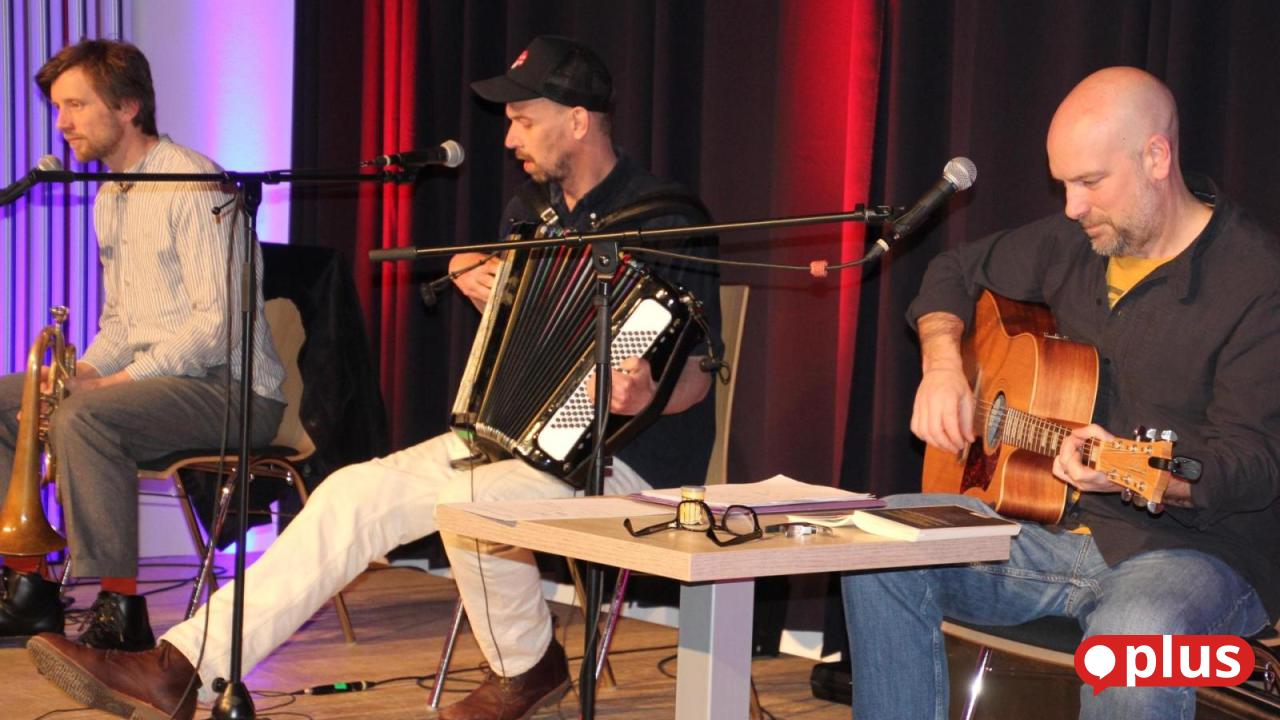 Stephan-Zinner-begeistert-mit-Kabarett-Musik-und-lauffaulem-Hund-in-Kemnath