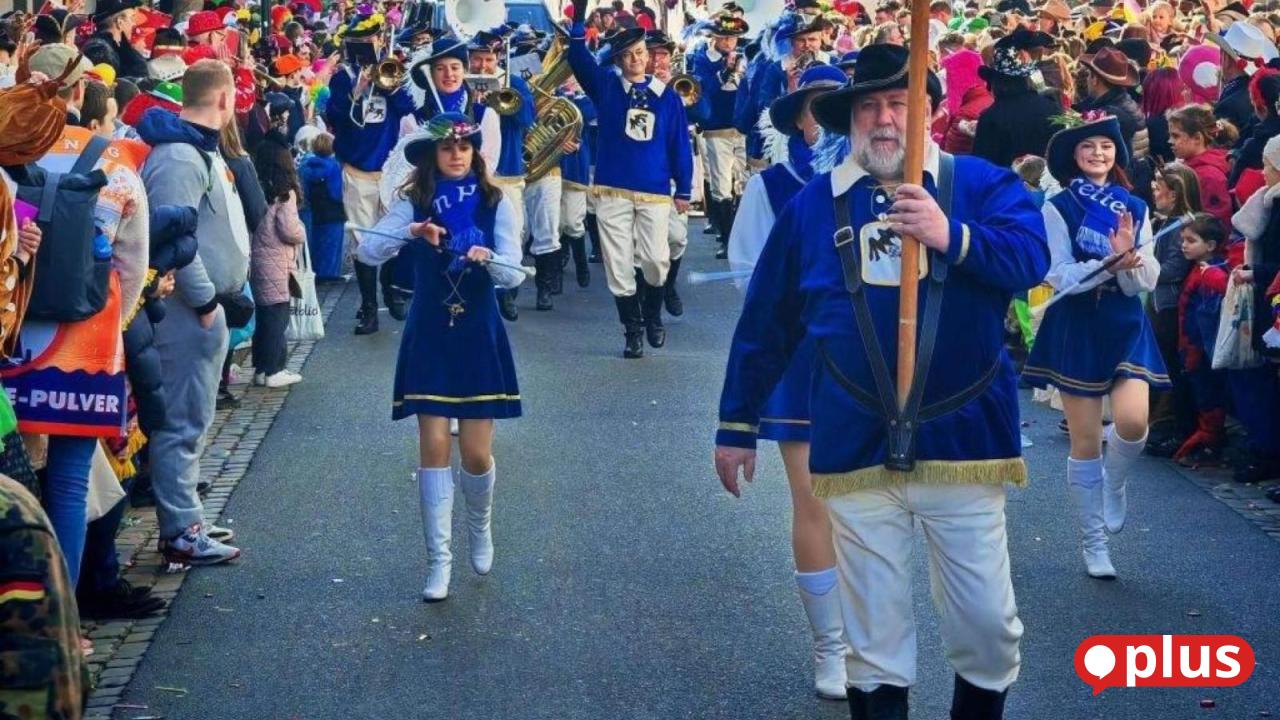 Musikzug-Hirschau-marschiert-zum-47-Mal-im-D-sseldorfer-Rosenmontagszug