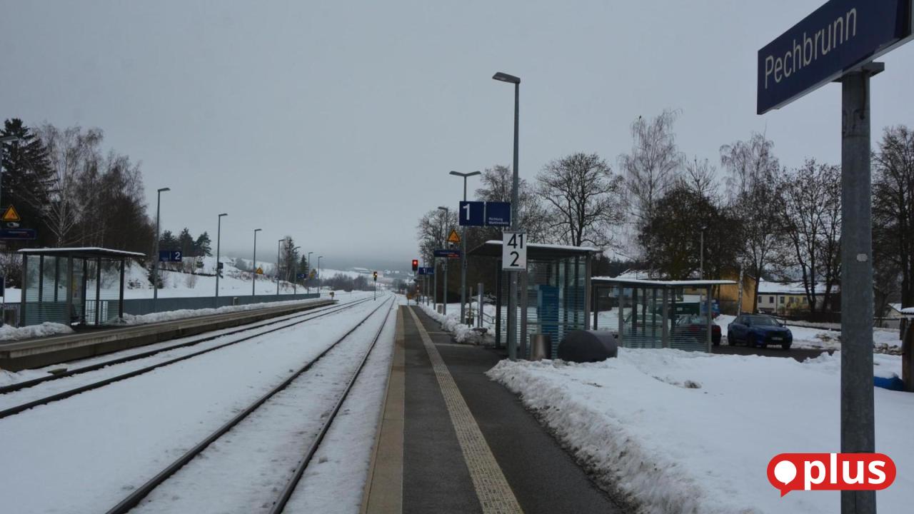 Bis-zu-f-nf-Meter-hohe-L-rmschutzw-nde-f-r-Bahnelektrifizierung-in-Pechbrunn