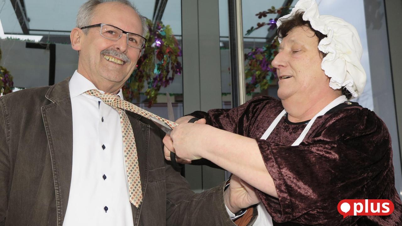 Weiberfasching-in-Neunburg-Im-historischen-Burghof-wird-wieder-gefeiert