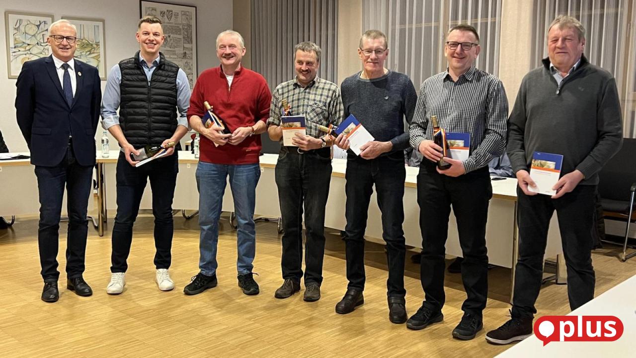 Sechs-neue-Feldgeschworene-legen-ihren-Eid-ab