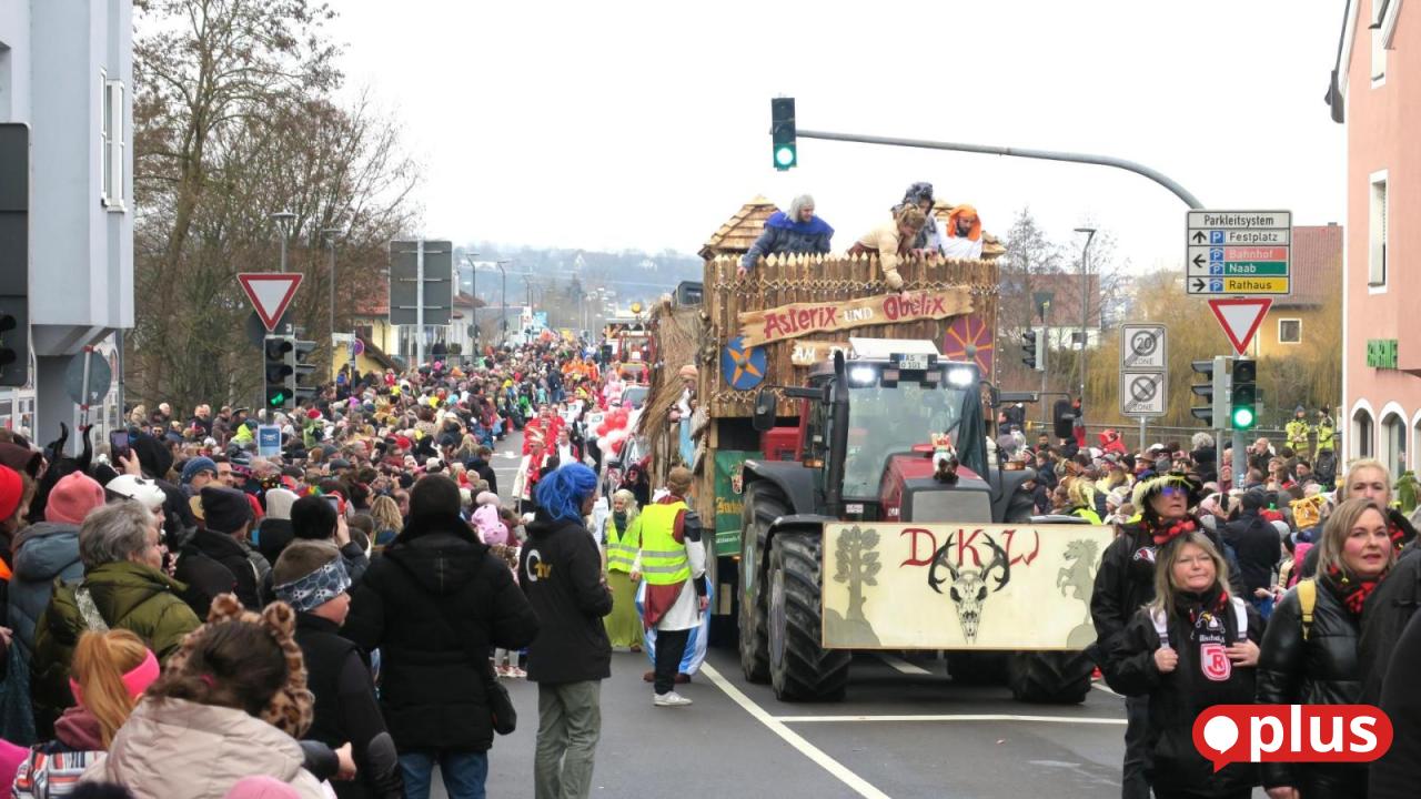 Ostbayerischer-Faschingszug-mit-Asterix-Super-Mario-und-20-000-Zuschauern