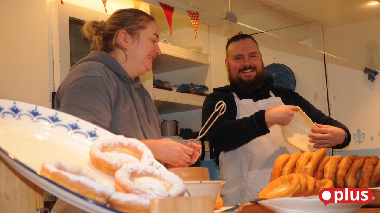 Rosswurst-K-cheln-und-S-dtiroler-Speck-locken-beim-Lichtmessmarkt