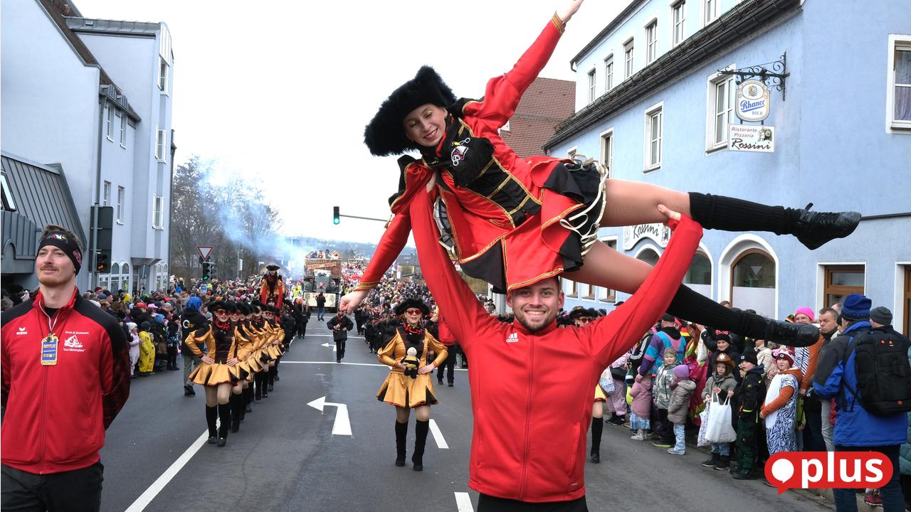 Ostbayerischer-Faschingszug-in-Schwandorf-Veranstalter-Polizei-und-Retter-ziehen-Fazit