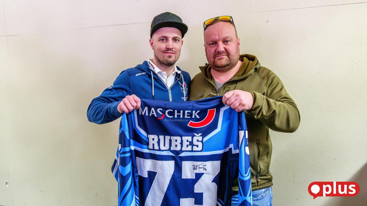 Abschied unter Tränen: Fans der Blue Devils huldigen Tomas Rubes und Tyler ...