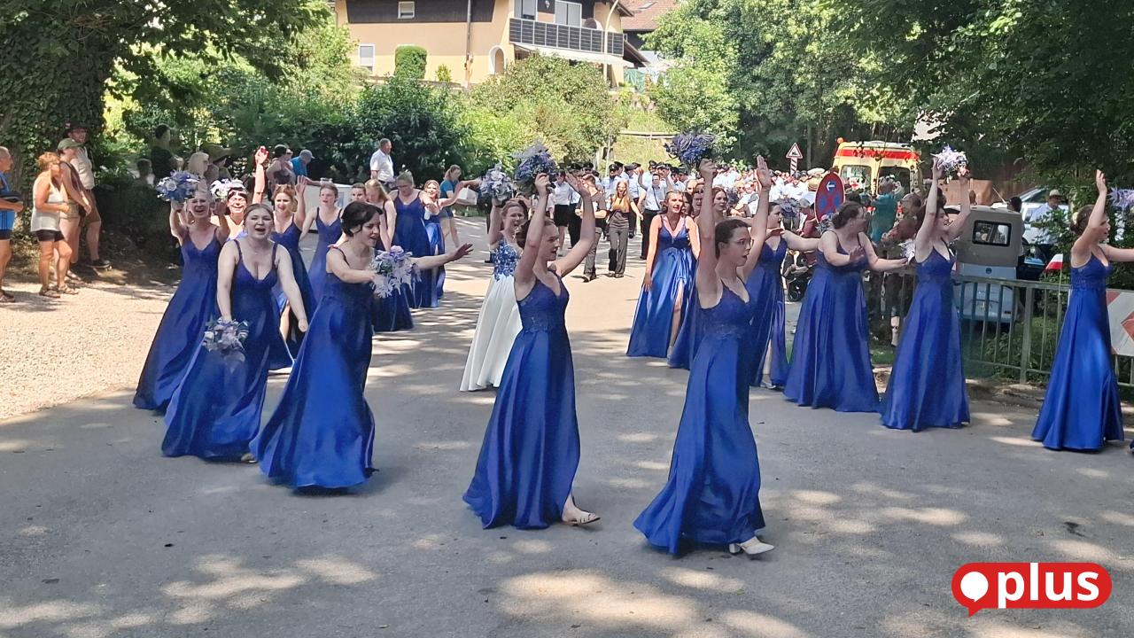 Festzug und Jubiläum: Feuerwehr Iffelsdorf trotzt Hitze