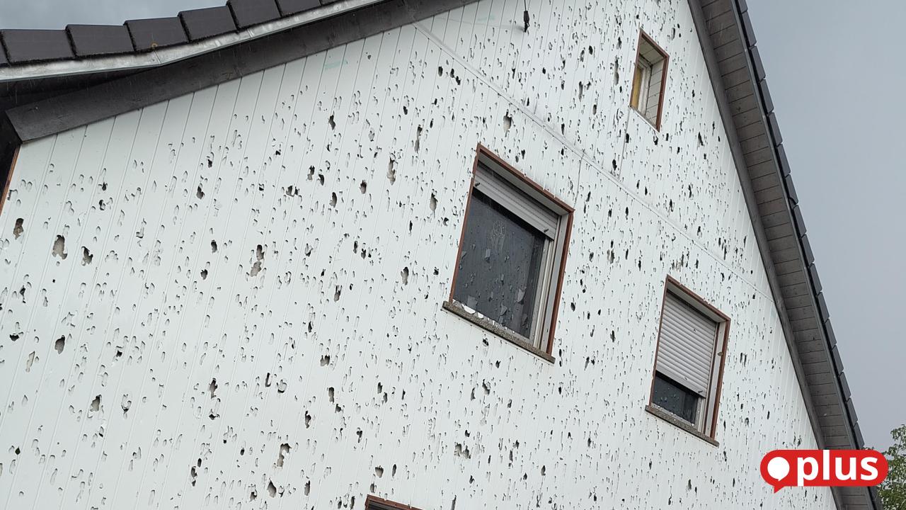 Durchlöcherte Fassaden und umgestürzte Bäume: Schwere Unwetter wüten im Landkreis Schwandorf