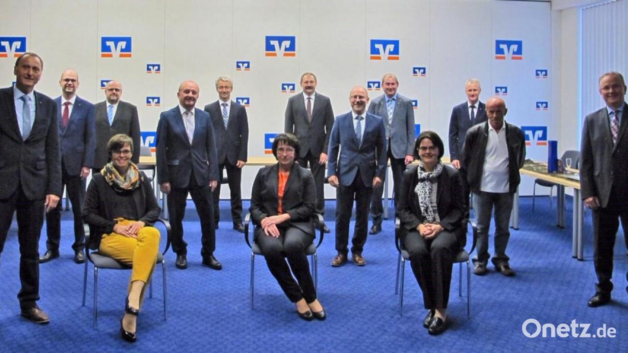 Raiffeisenbank NeustadtVohenstrauß ehrt treue Mitarbeiter