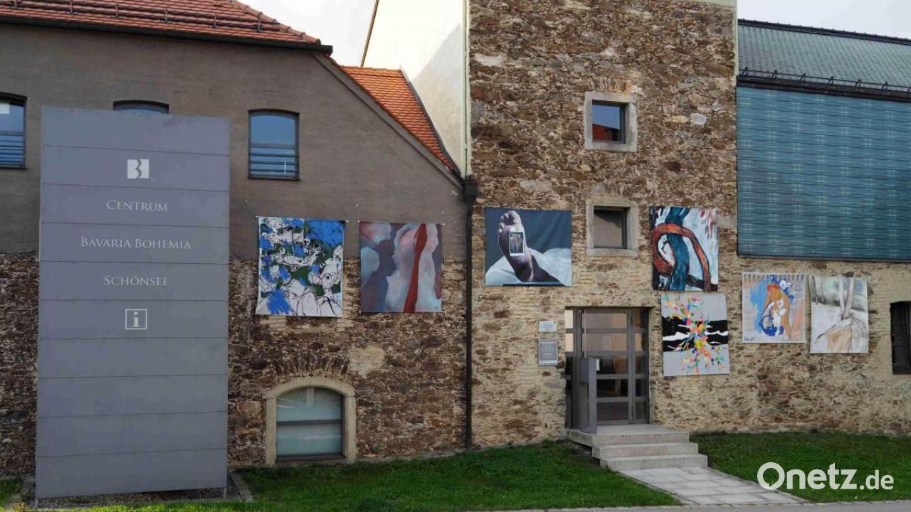 Gemälde an der Außenfassade des Centrum Bavaria Bohemia