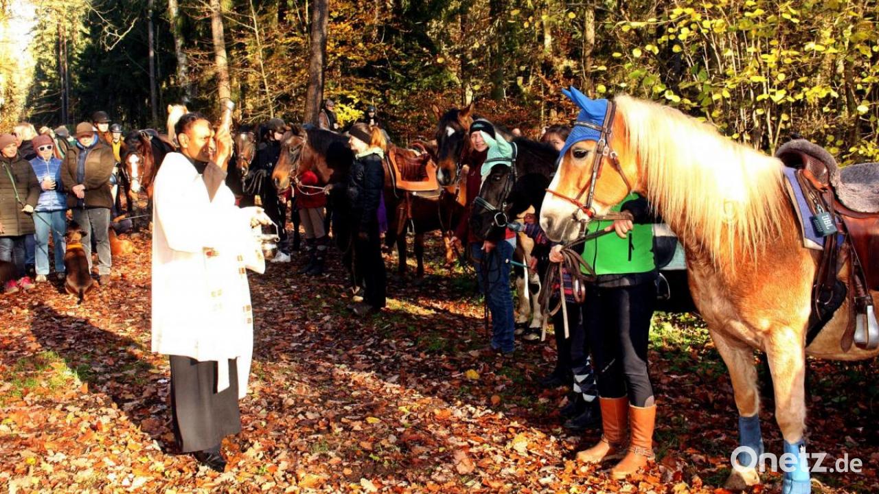 Leonhardiritt zur Hubertuskapelle bei Enzenrieth mit Pferdesegnung
