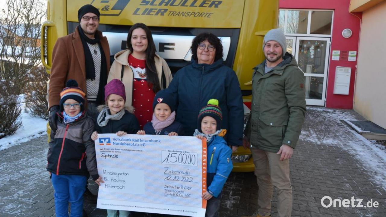  Foto zu Spende für den Kindergarten St. Hedwig in Mitterteich 