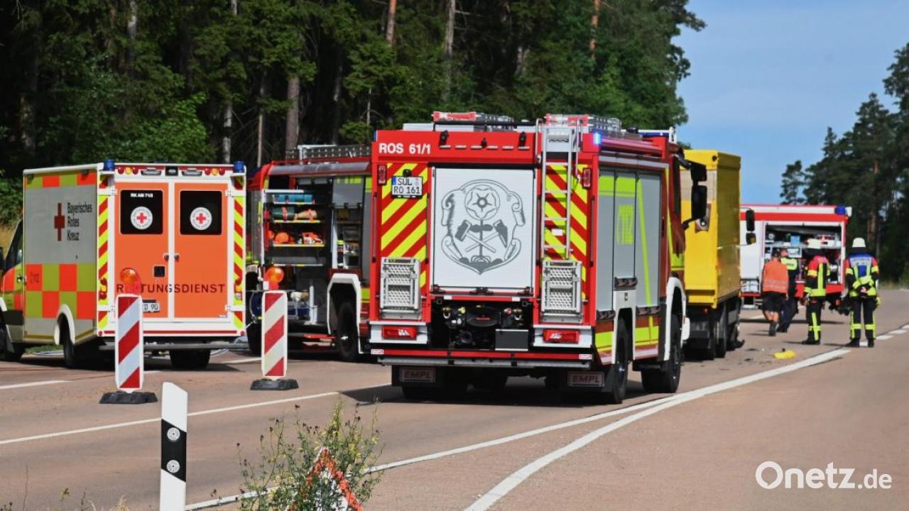 Kollision mit Lkw auf der B 85: Autofahrer schwer verletzt | Onetz