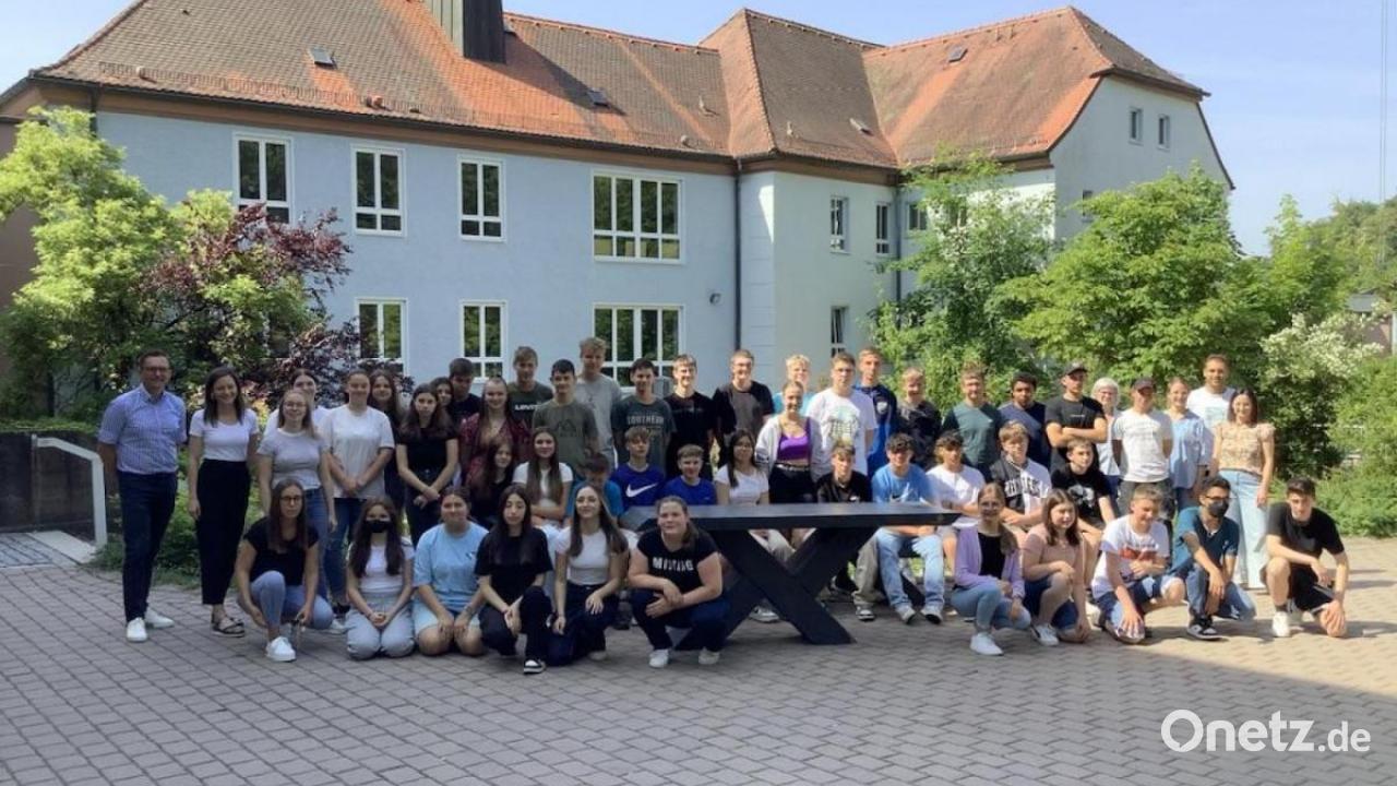 Mittelschüler gestalten und bauen Sitzmöbel für Pausenhof | Onetz